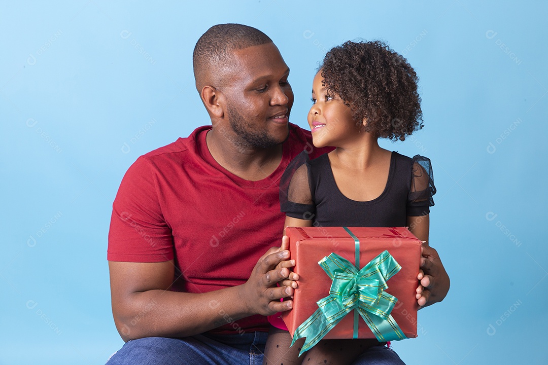 Pai e filha juntos em fundo azul