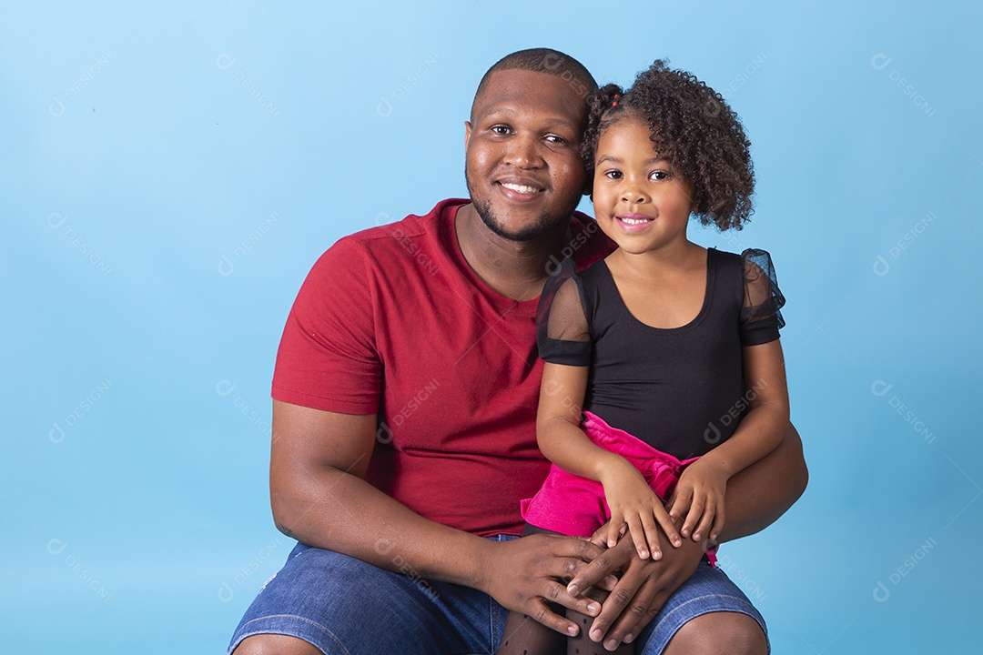 Pai e filha juntos em fundo azul