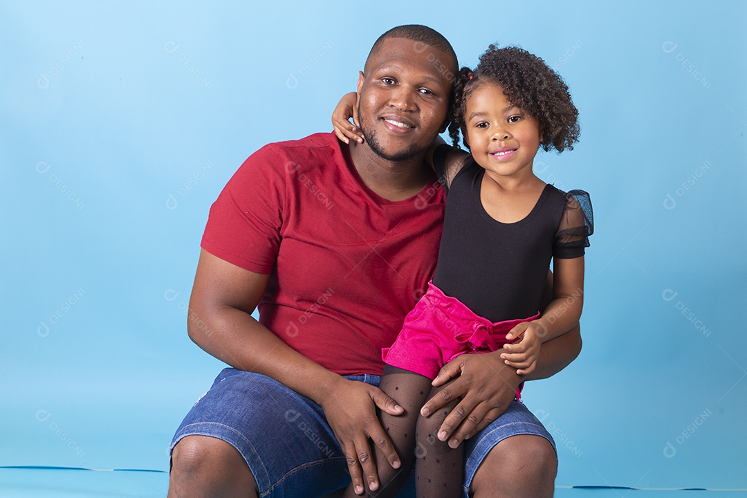 Pai e filha juntos em fundo azul