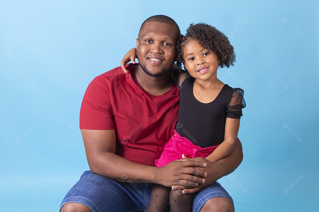 Pai e filha juntos em fundo azul