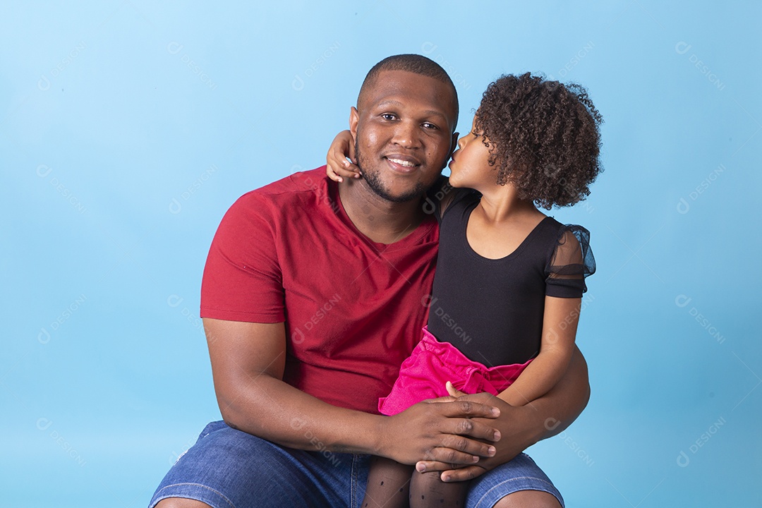 Pai e filha juntos em fundo azul