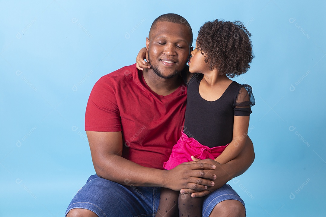 Pai e filha juntos em fundo azul