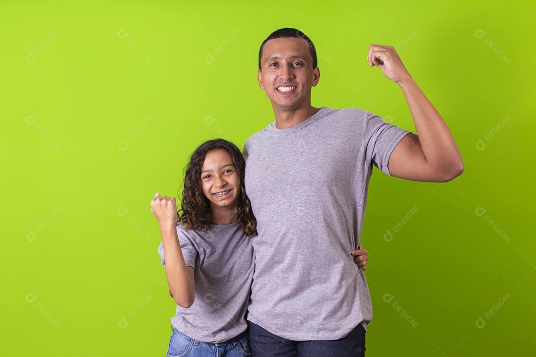Pai e filha juntos combinando em fundo verde