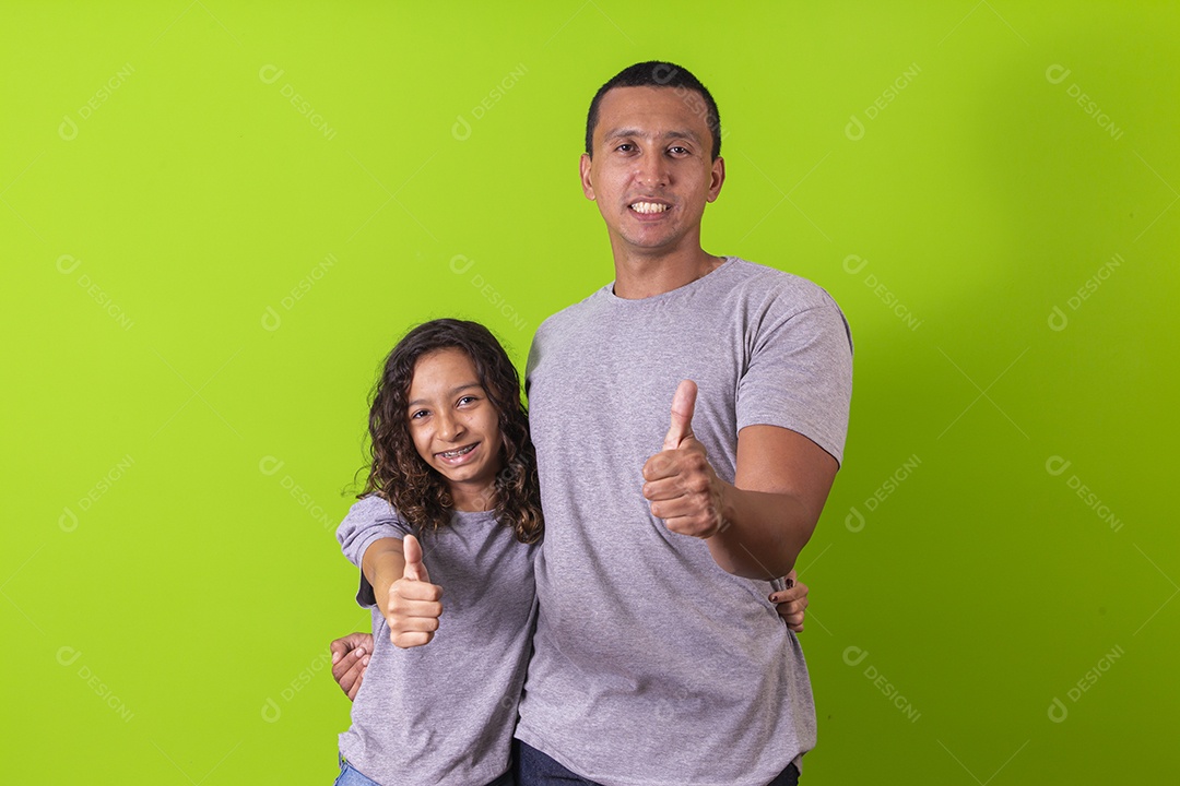 Pai e filha juntos combinando em fundo verde