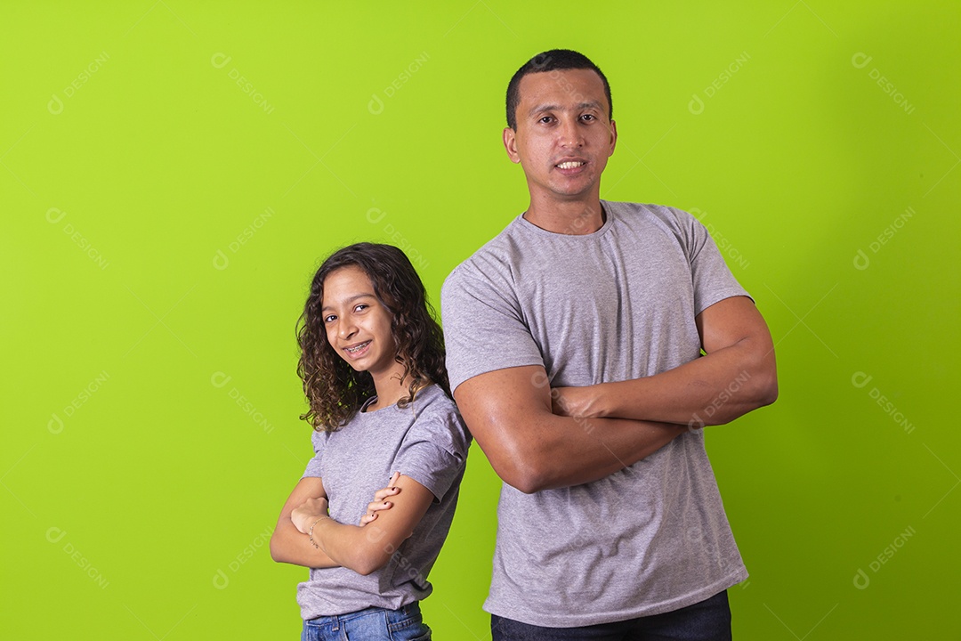 Pai e filha juntos combinando em fundo verde