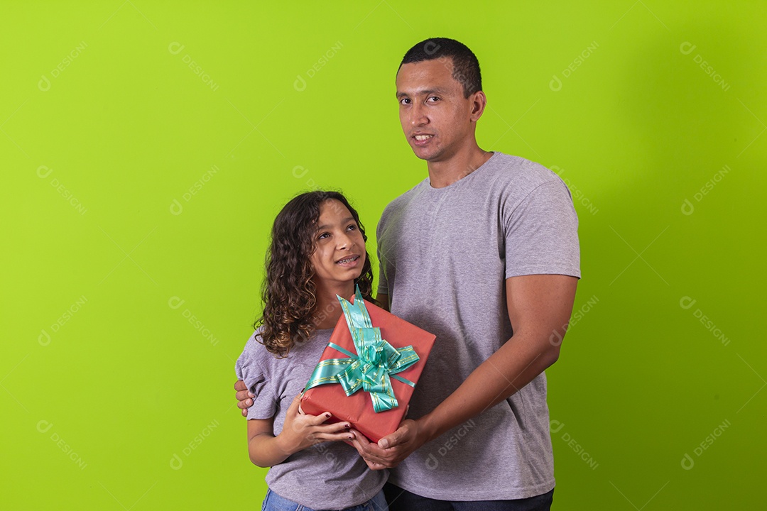 Pai e filha juntos alegres em fundo verde