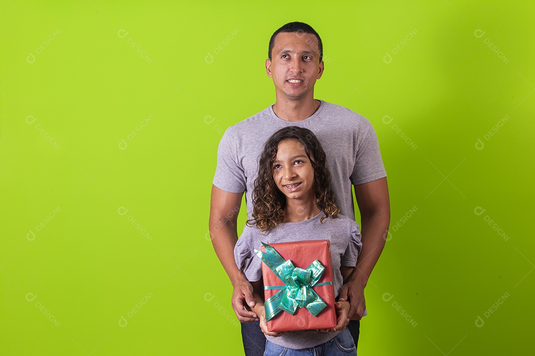 Pai e filha juntos combinando em fundo verde