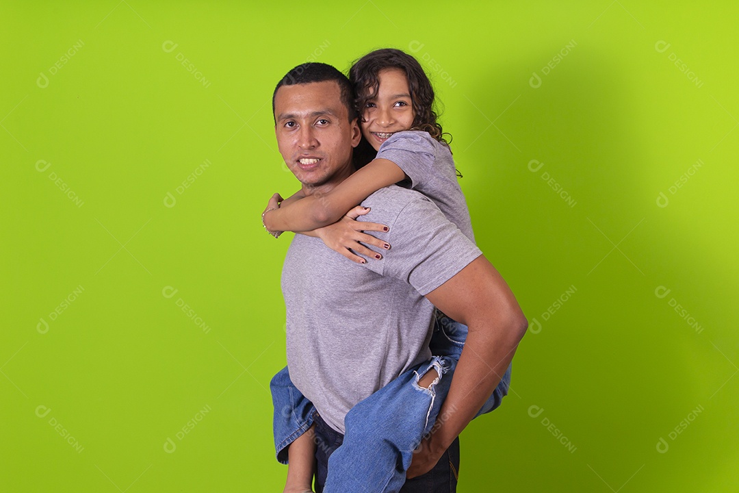 Pai e filha juntos combinando em fundo verde