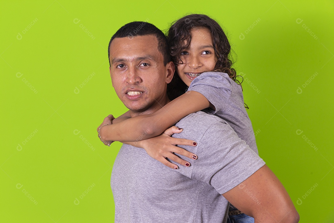 Pai e filha juntos combinando em fundo verde