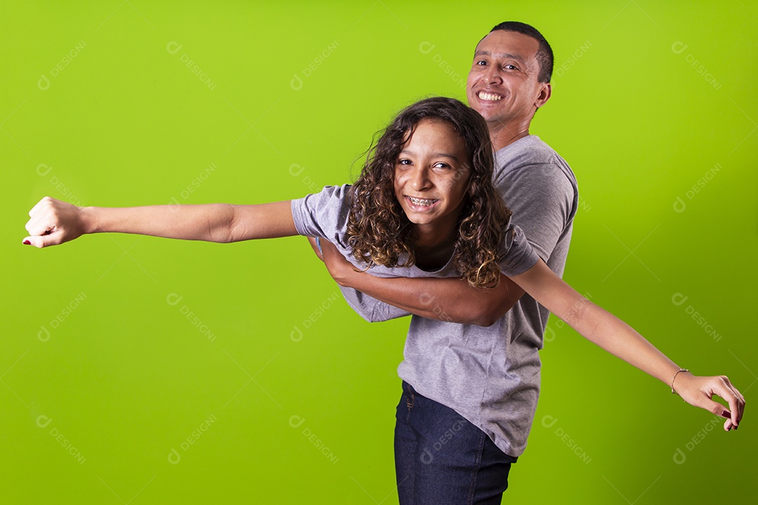 Pai e filha juntos alegres em fundo verde