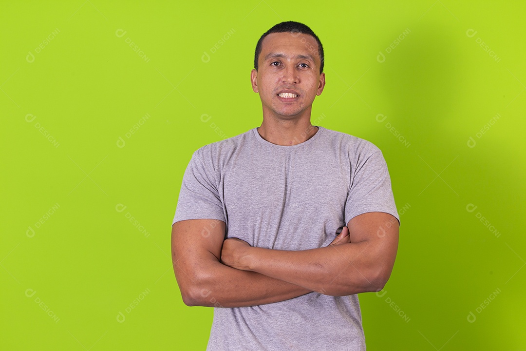 Homem sorridente em fundo verde