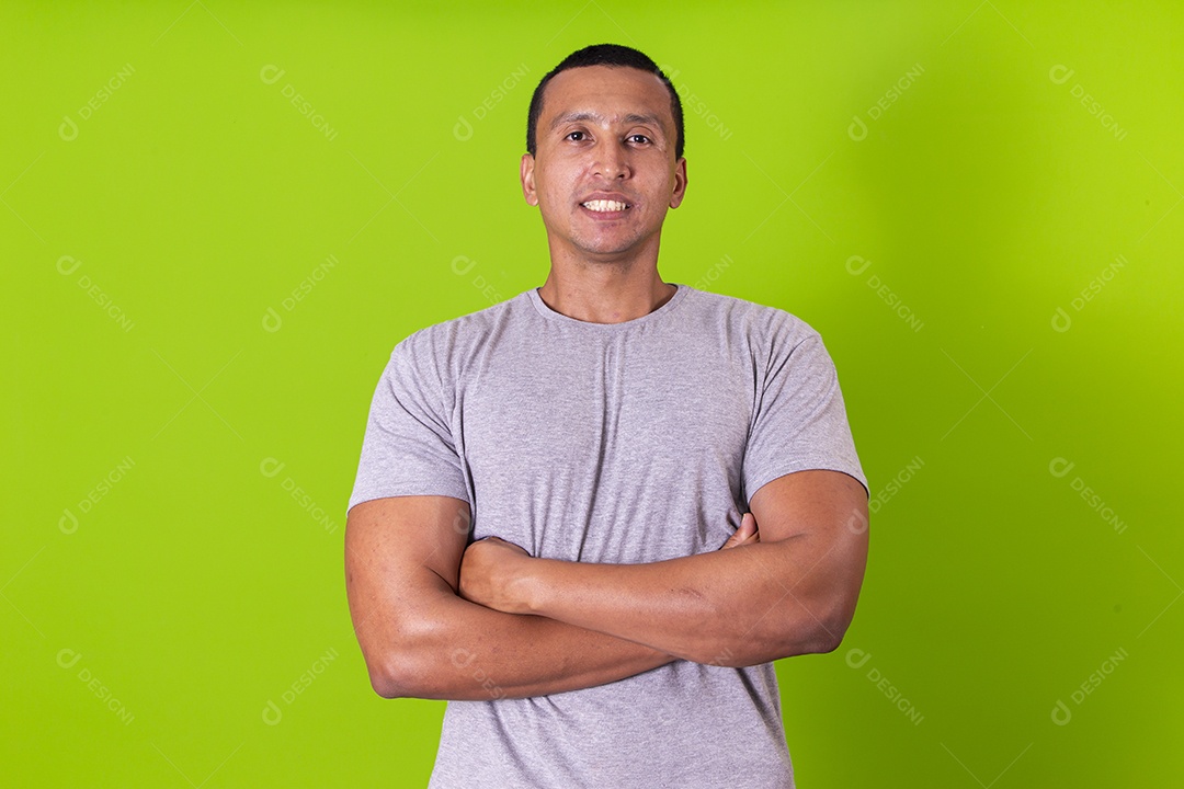 Homem sorridente em fundo verde