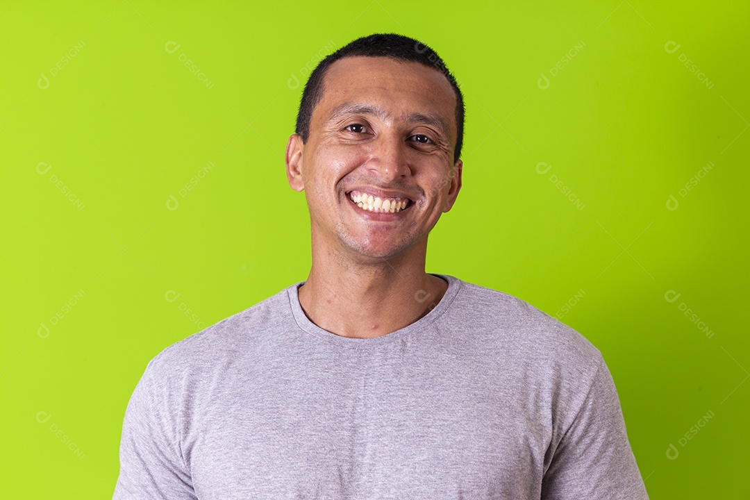 Homem sorridente em fundo verde