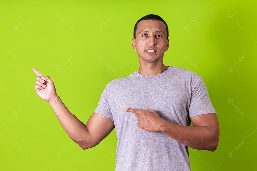 Homem sorridente em fundo verde