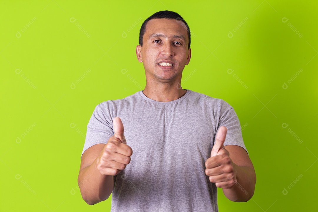 Homem sorridente em fundo verde