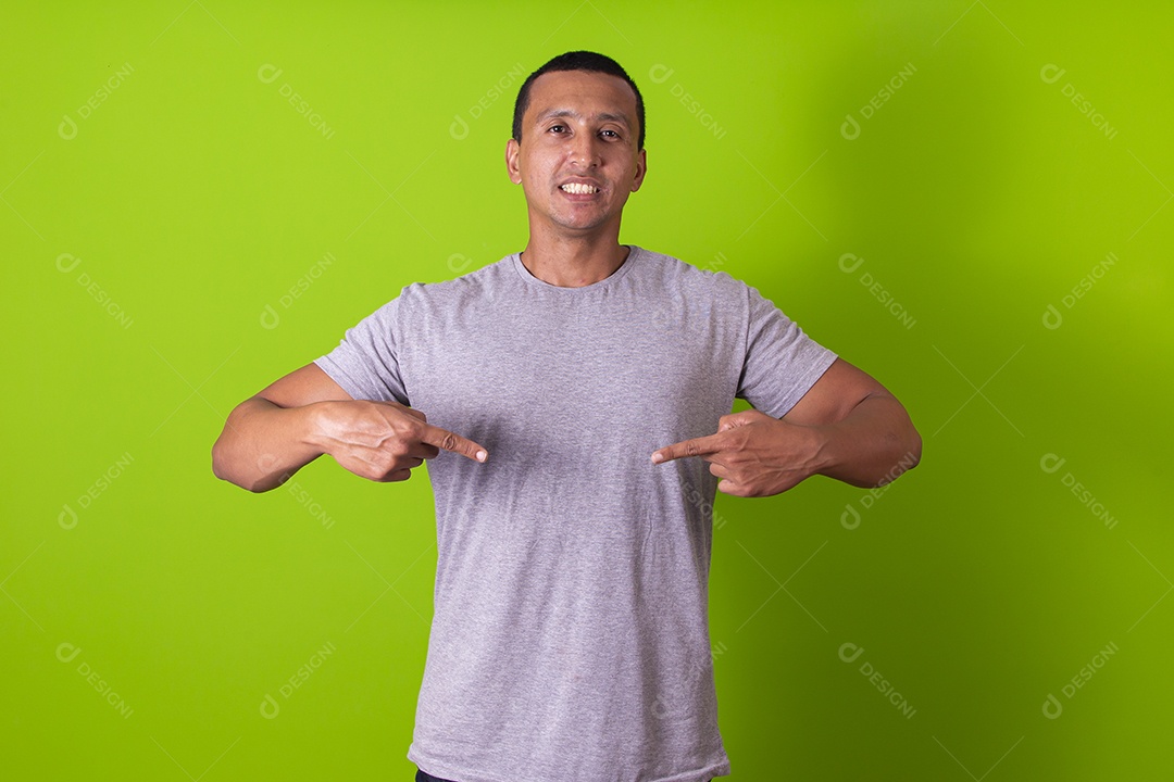 Homem sorridente em fundo verde