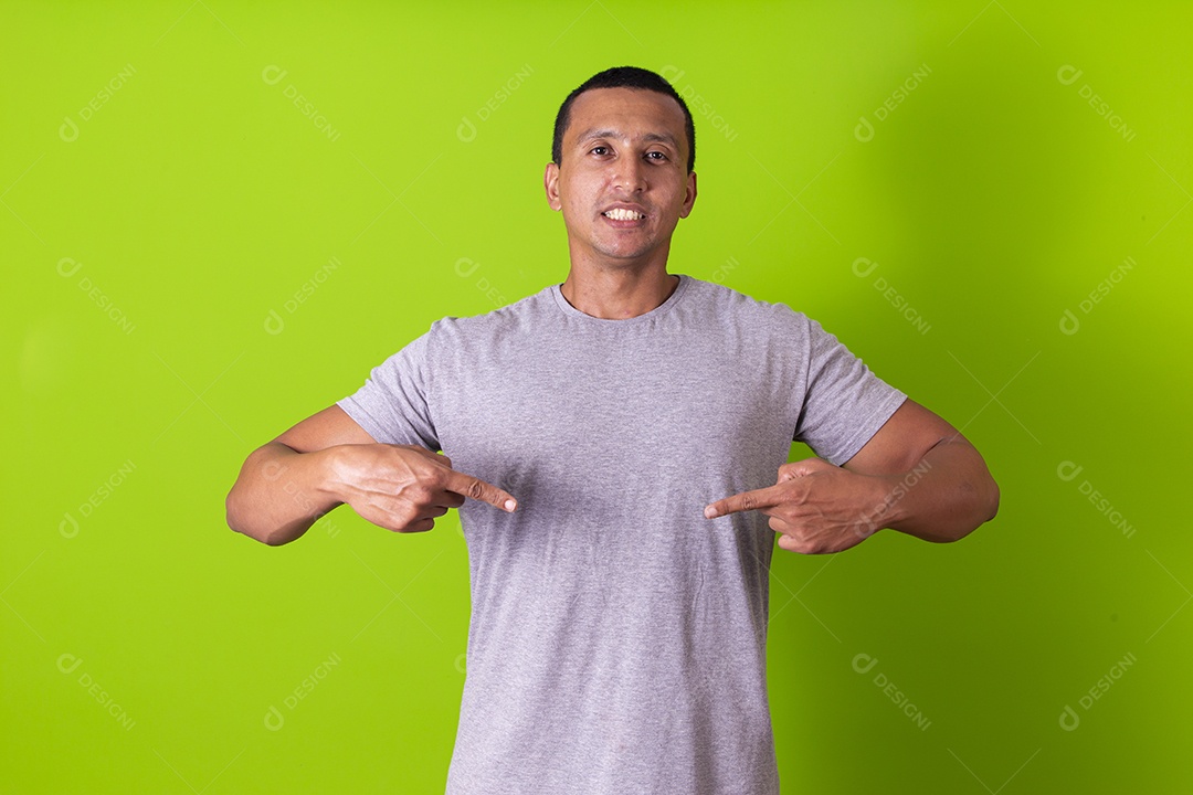 Homem sorridente em fundo verde