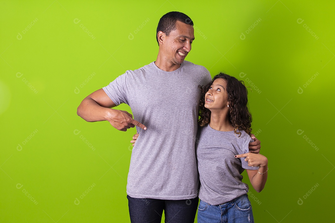 Pai e filha juntos combinando em fundo verde
