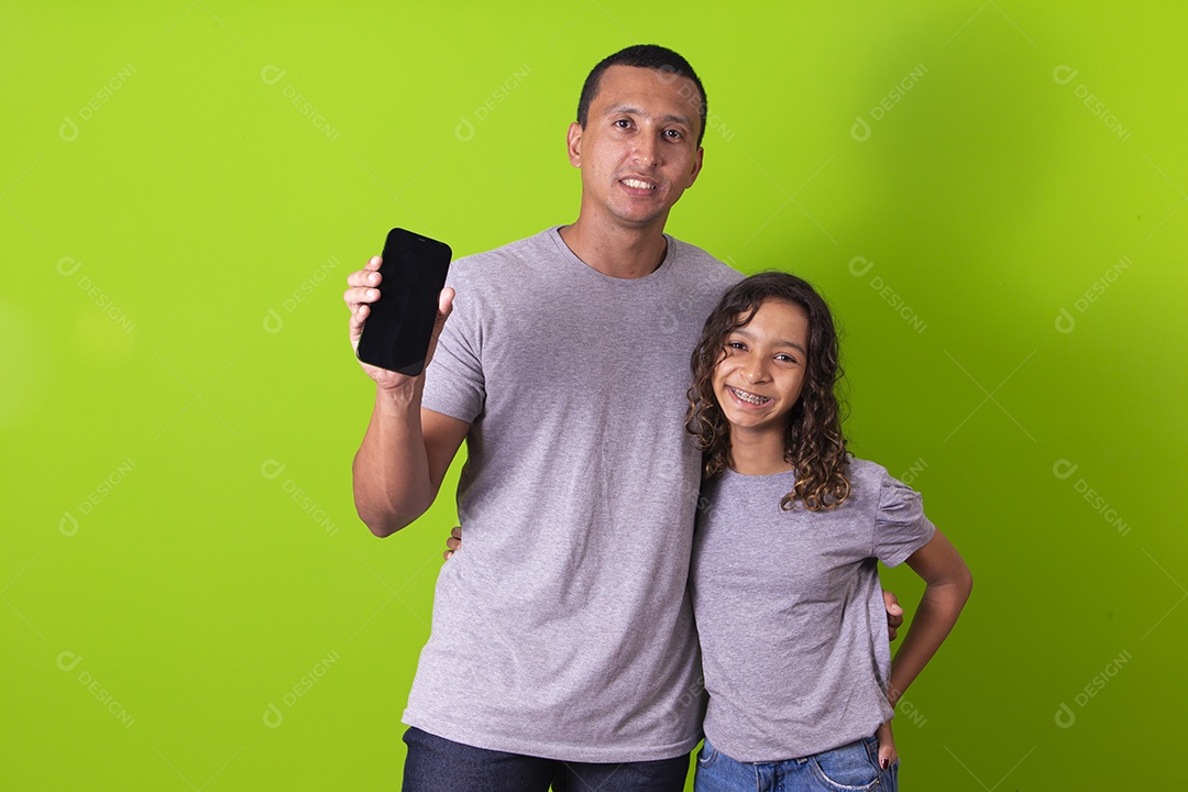 Pai e filha juntos combinando em fundo verde