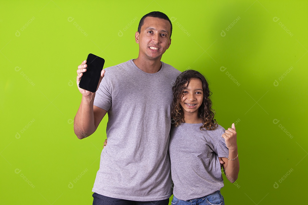 Pai e filha juntos combinando em fundo verde