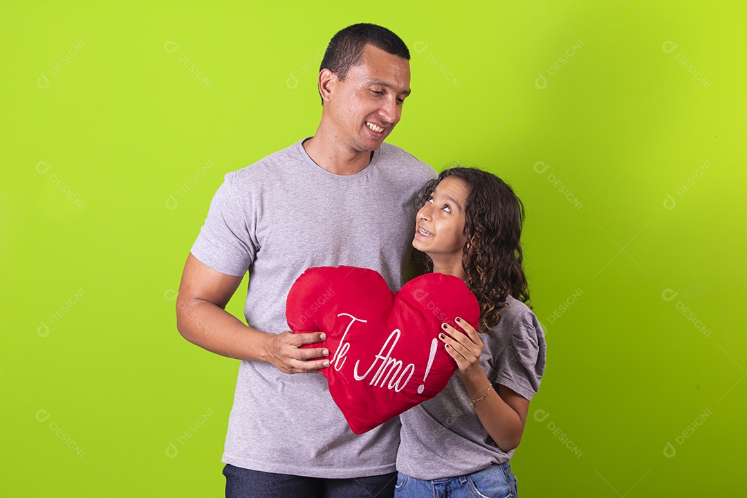 Pai e filha juntos em fundo verde