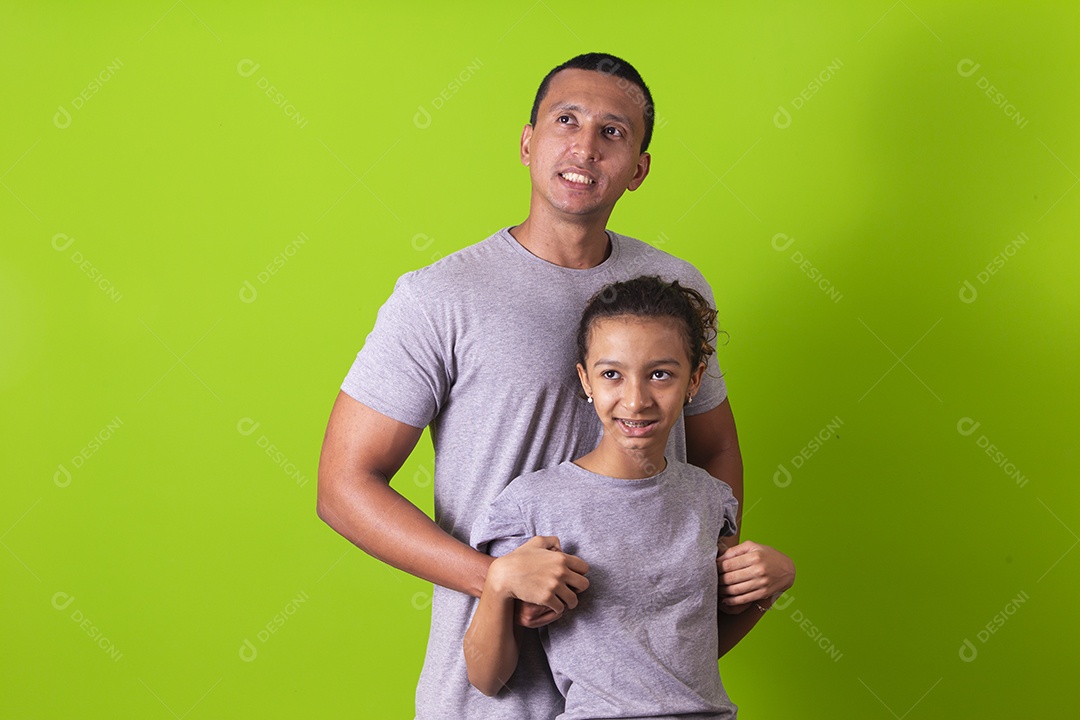 Pai e filha juntos em fundo verde