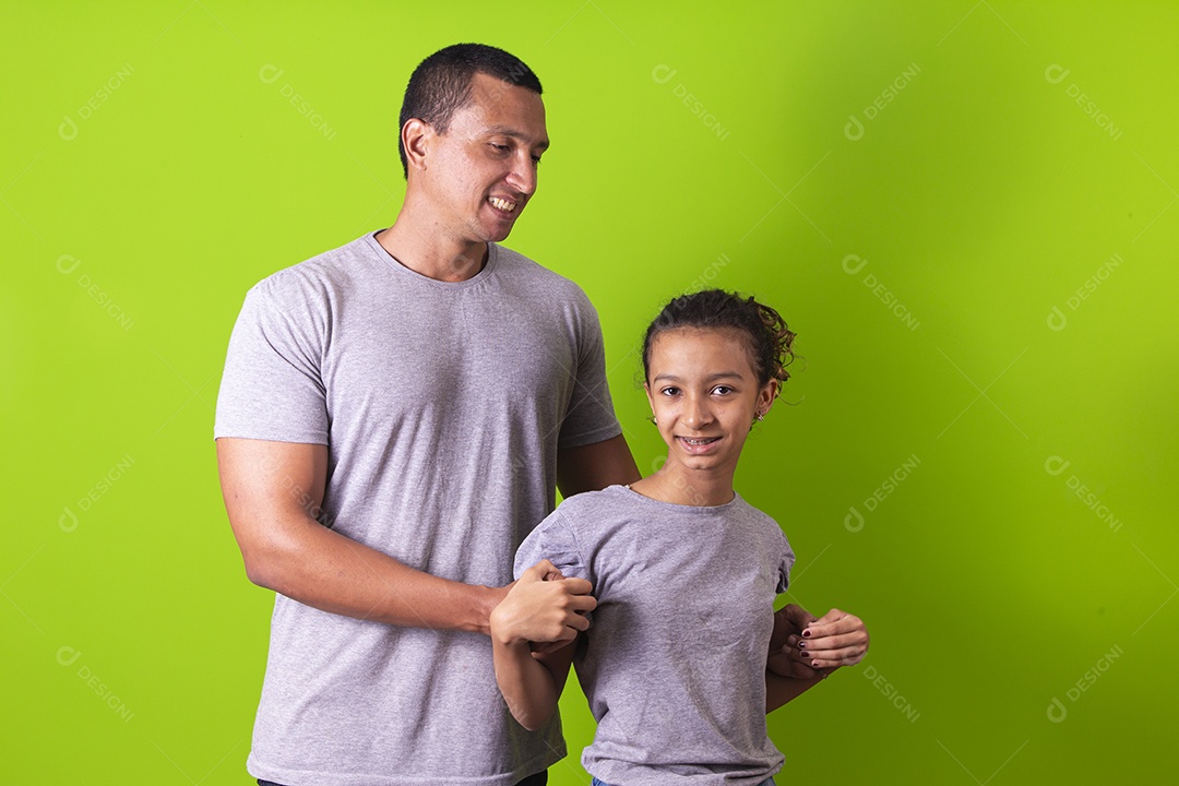 Pai e filha juntos em fundo verde