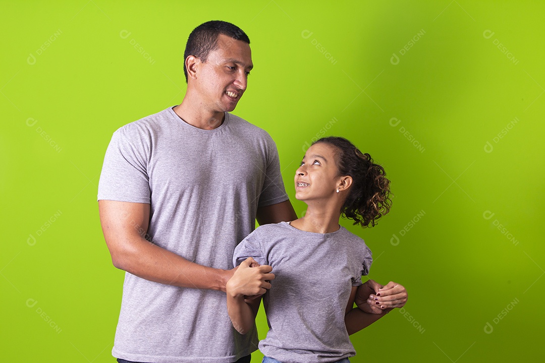 Pai e filha juntos em fundo verde