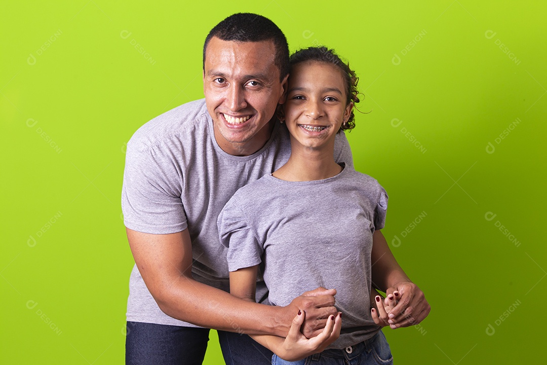 Pai e filha juntos em fundo verde