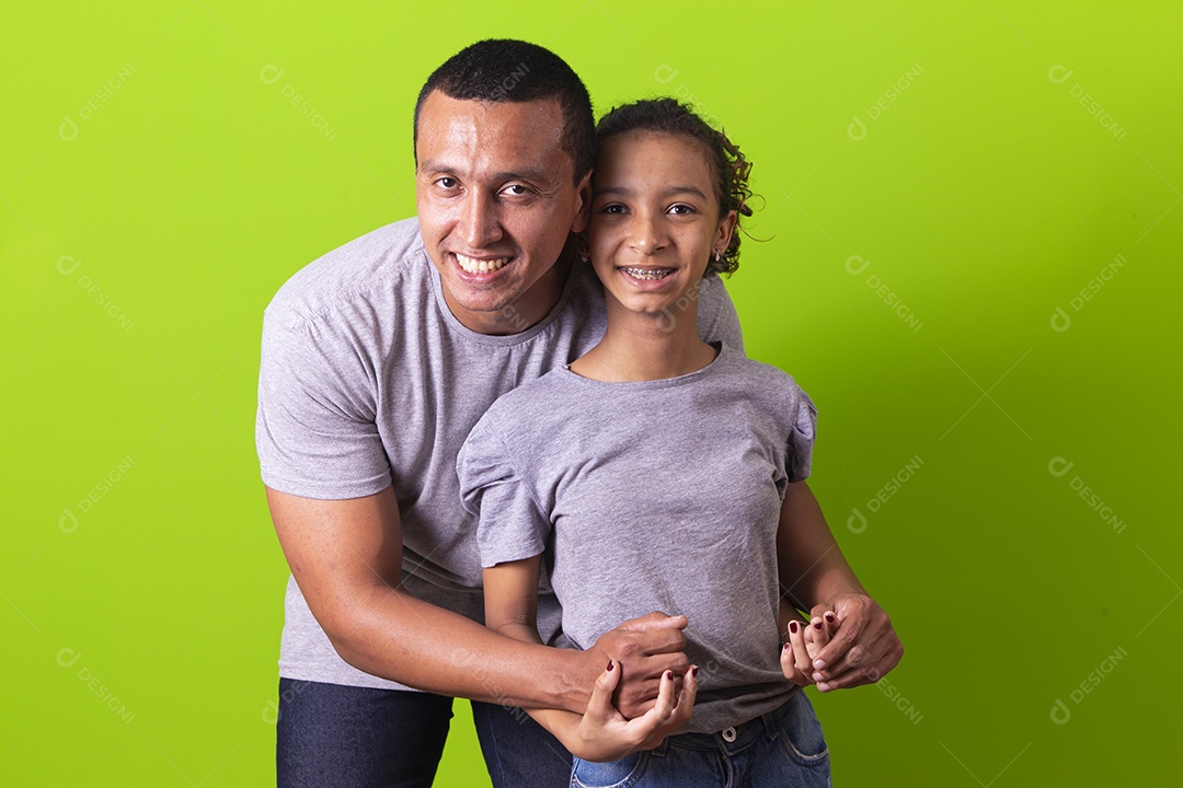 Pai e filha juntos em fundo verde