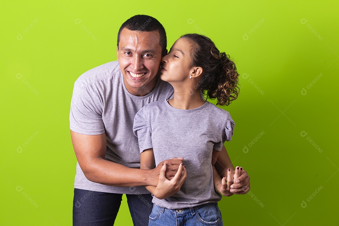 Pai e filha juntos em fundo verde