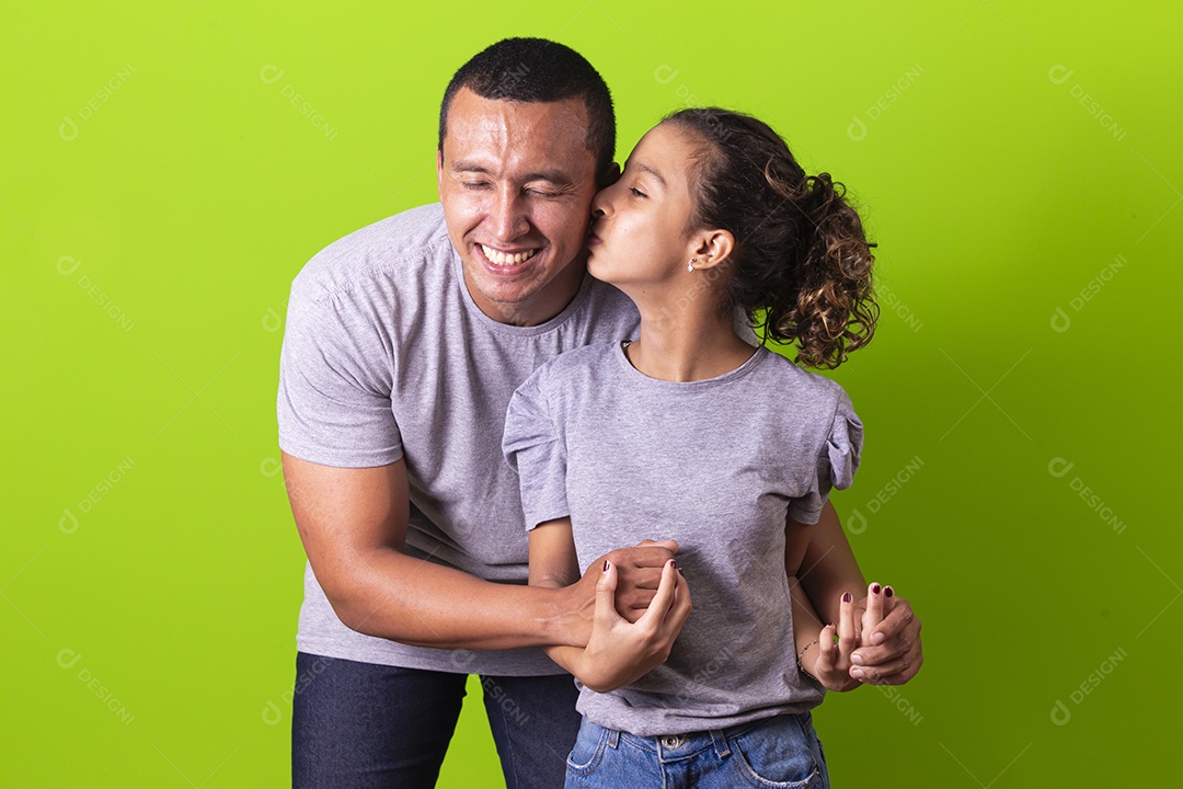 Pai e filha juntos em fundo verde