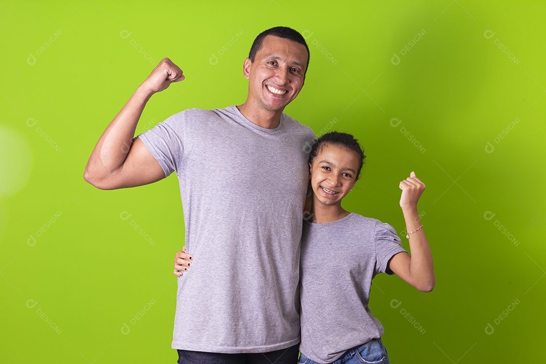 Pai e filha juntos em fundo verde