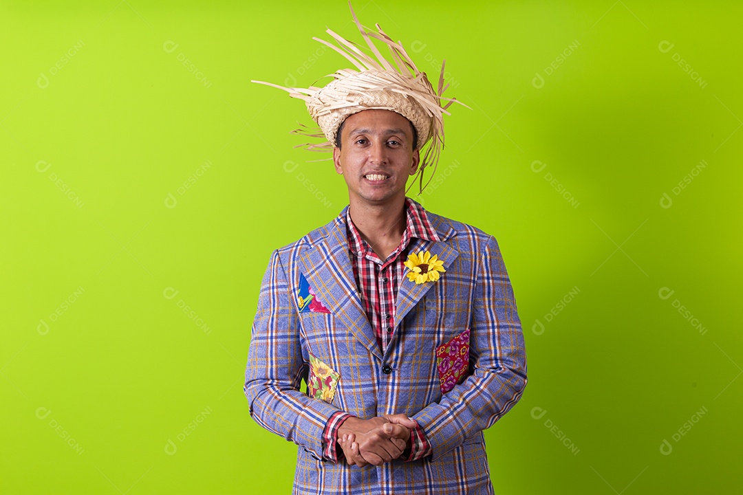 Homem com traje de festa junina em fundo verde