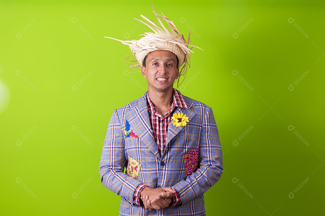 Homem com traje de festa junina em fundo verde