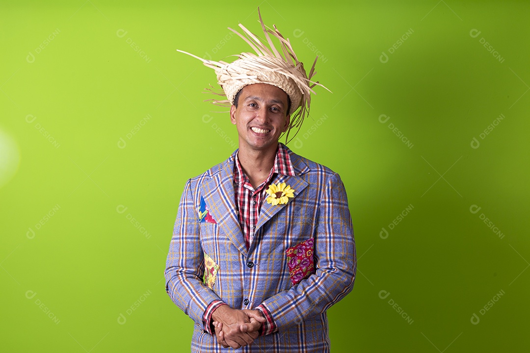 Homem com traje de festa junina em fundo verde