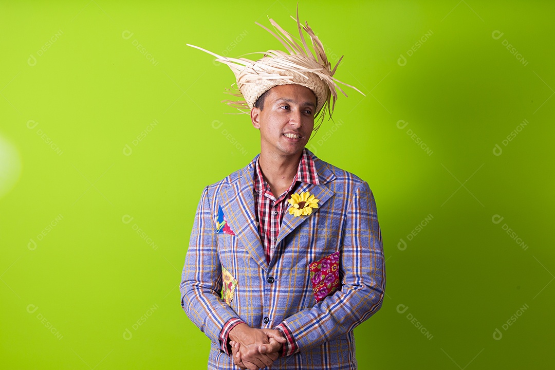 Homem com traje de festa junina em fundo verde