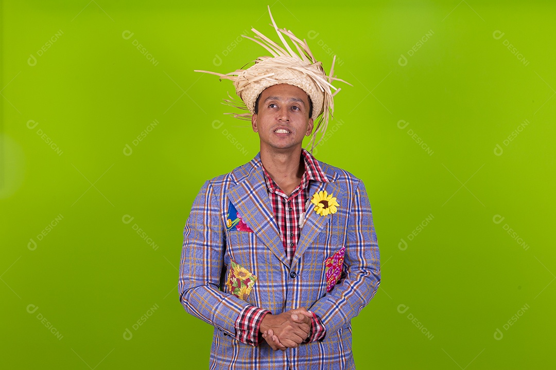 Homem com traje de festa junina em fundo verde