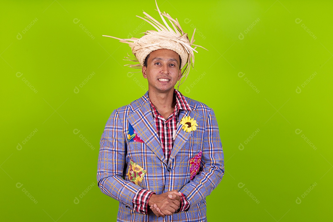 Homem com traje de festa junina em fundo verde