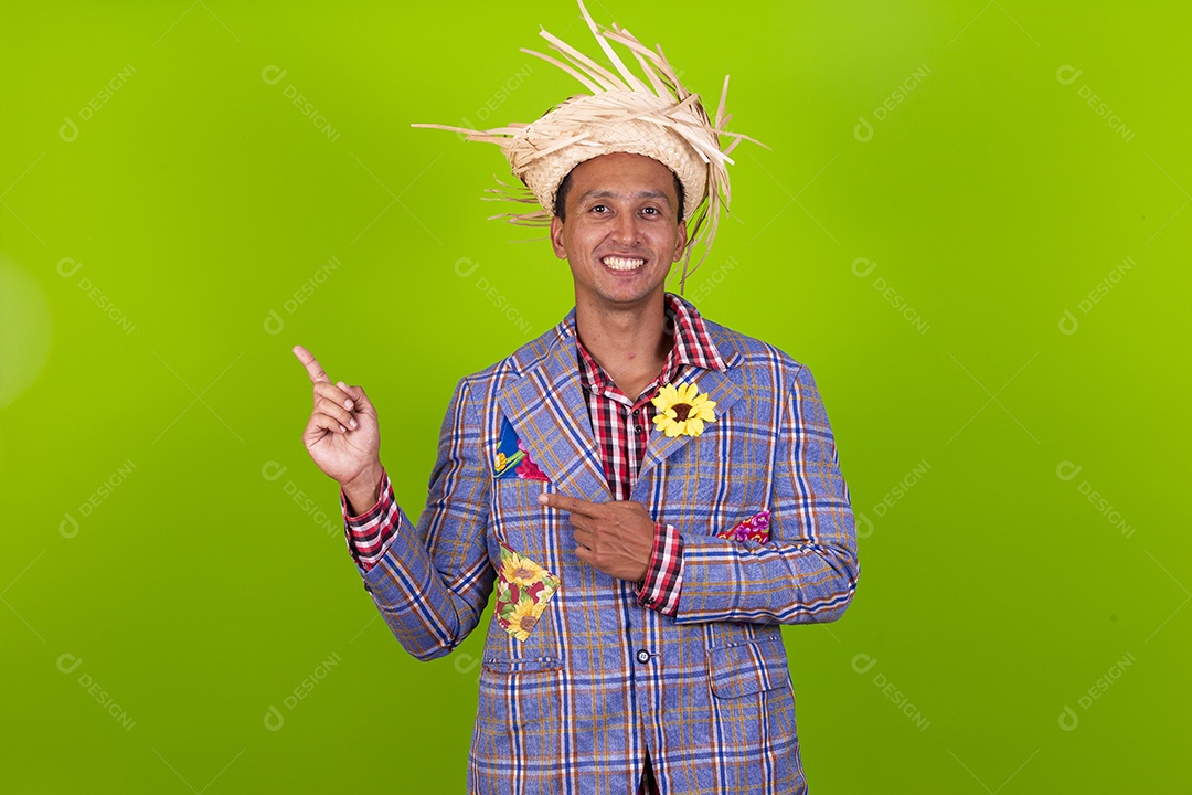 Homem com traje de festa junina em fundo verde