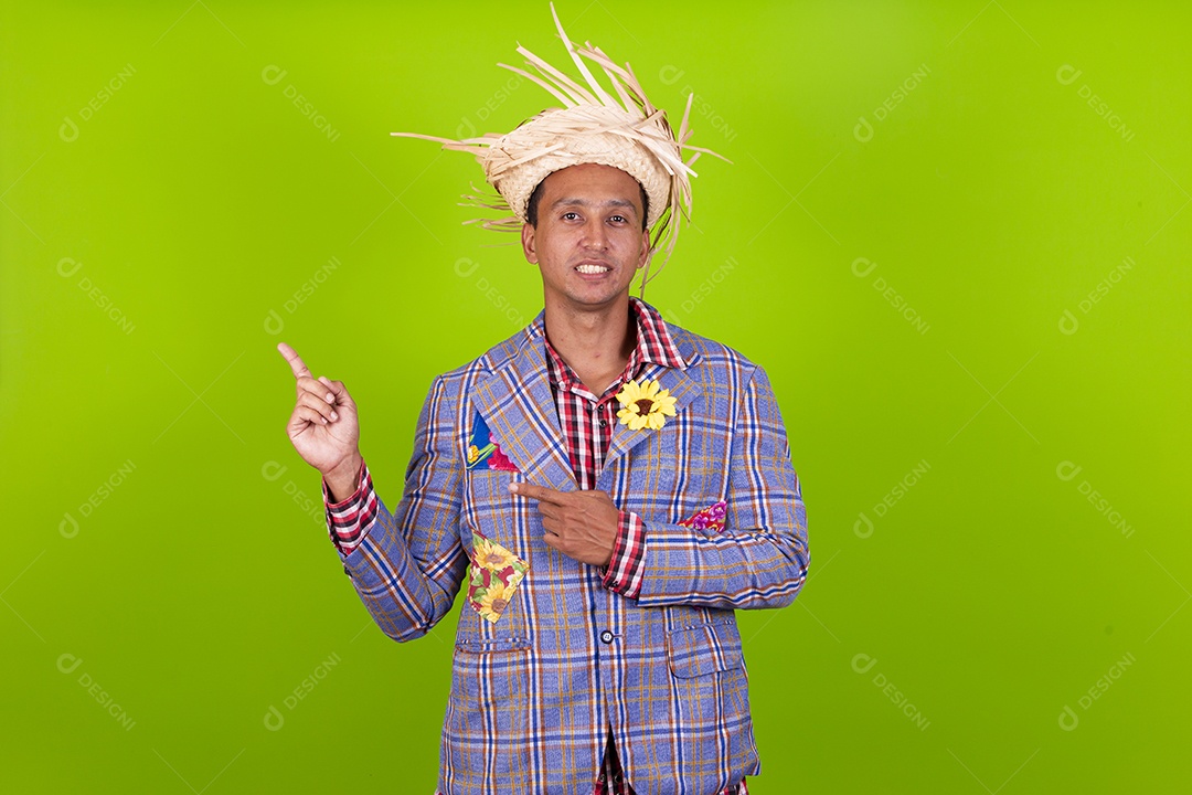 Homem com traje de festa junina em fundo verde