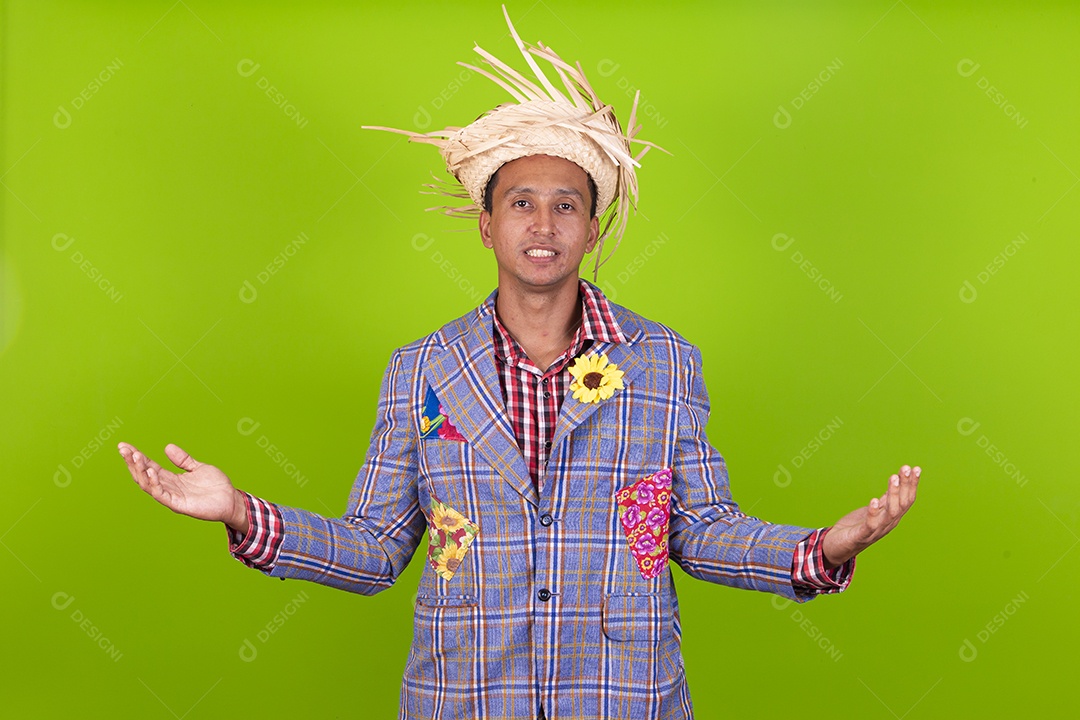 Homem com traje de festa junina em fundo verde