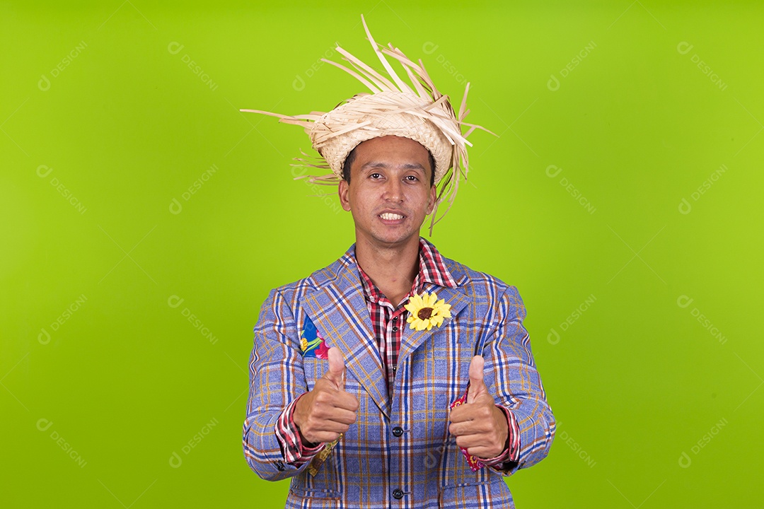 Homem com traje de festa junina em fundo verde