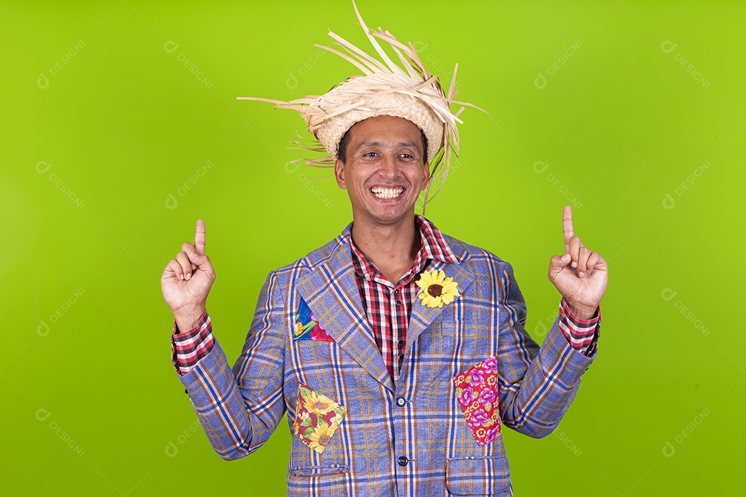 Homem com traje de festa junina em fundo verde