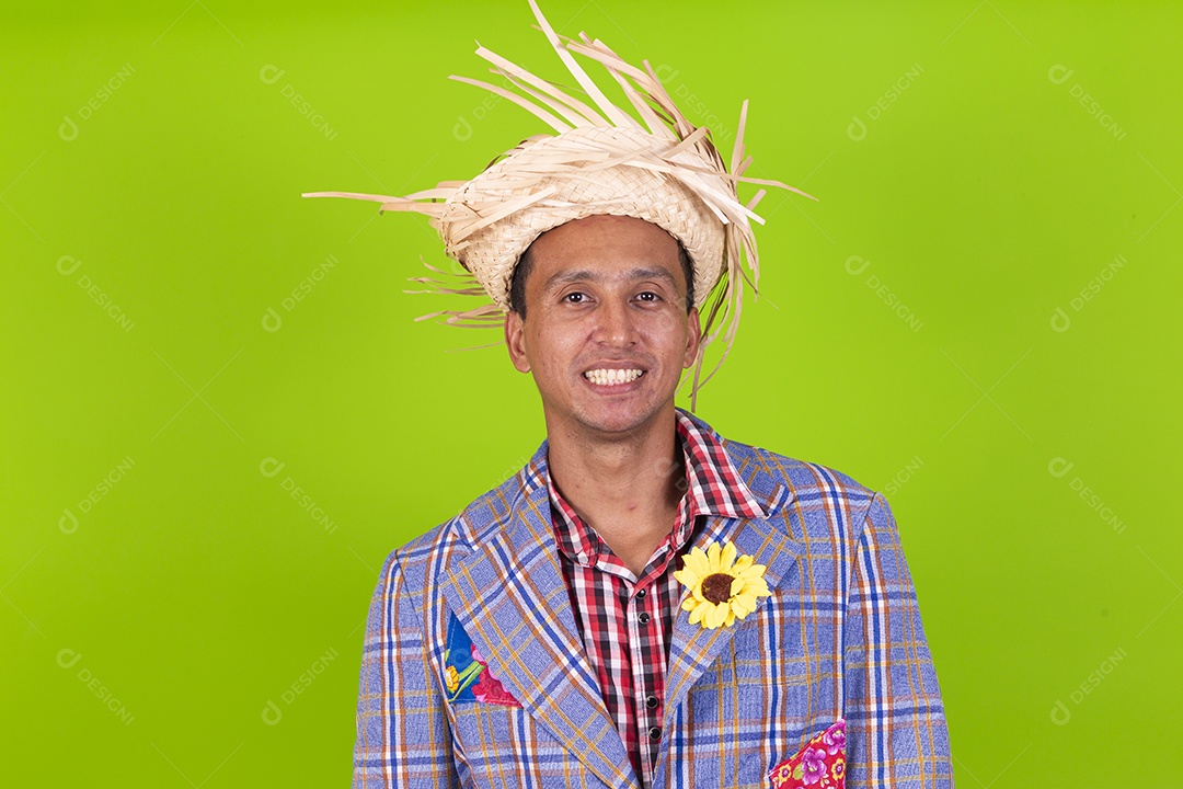 Homem com traje de festa junina em fundo verde