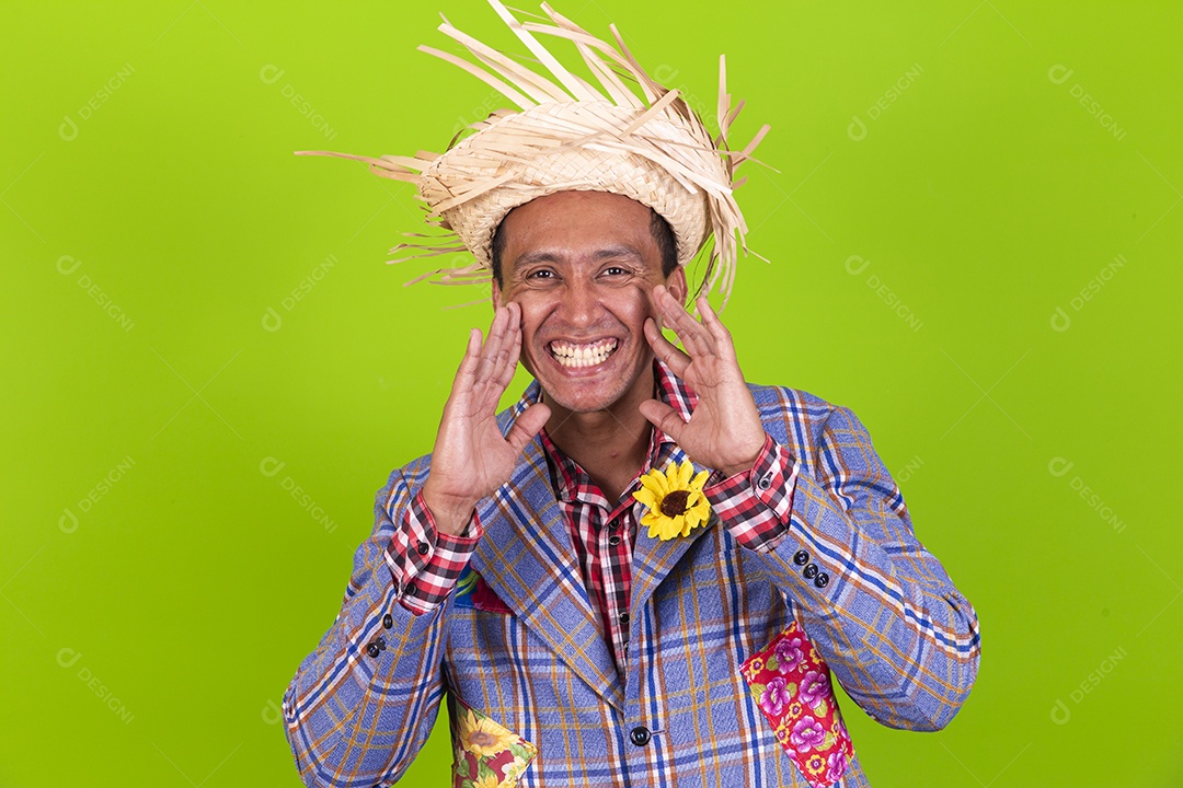 Homem com traje de festa junina em fundo verde