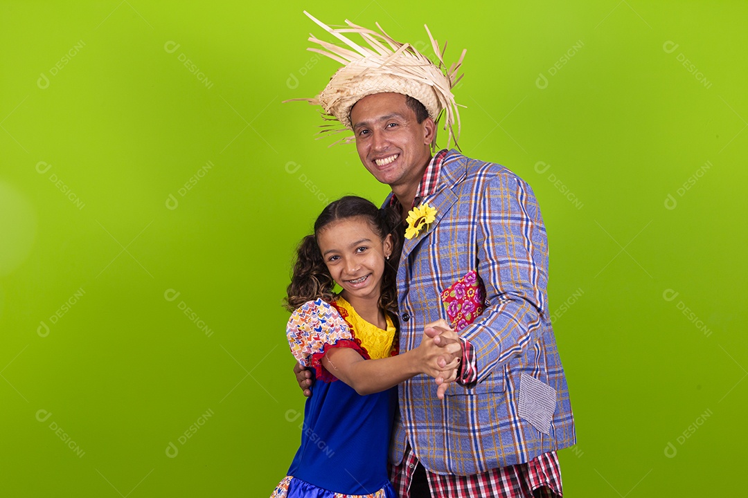 Pai e filha juntos com trajes de festa junina