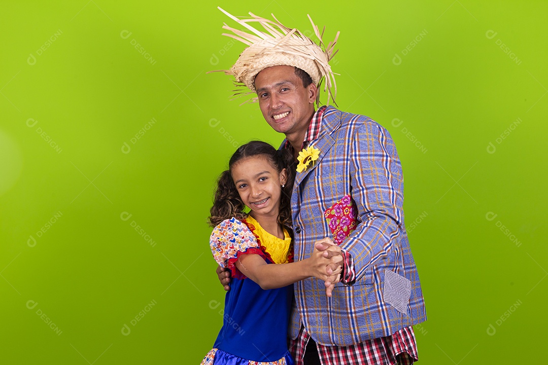 Pai e filha juntos com trajes de festa junina