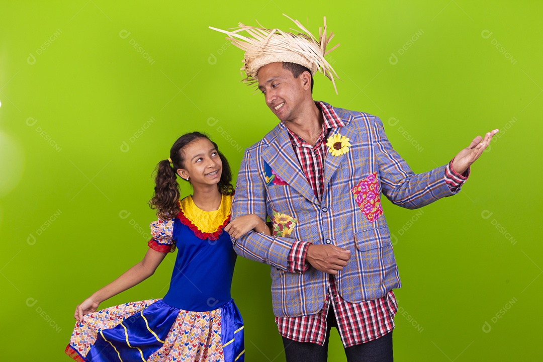 Pai e filha juntos com trajes de festa junina