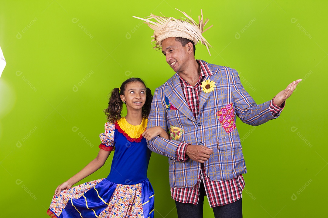 Pai e filha juntos com trajes de festa junina